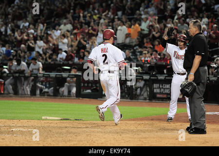6. April 2015; Phoenix, AZ, USA; Arizona-Diamantmarkierungen zweiter Basisspieler, die Aaron Hill (2) Noten vor der Arizona-Diamantmarkierungen Center Fielder Ender Inciarte (5) gegen die San Francisco Giants in der MLB im Chase Field in Phoenix, AZ. Joe Camporeale/Cal Sport Media Spiel Stockfoto