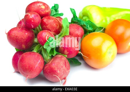 Radieschen, Tomaten und Paprika, isoliert auf weiss Stockfoto