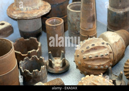 Verrostete Metallteile des Öl-Bohr-Ausrüstung. Rustyworn-Bohrköpfe und Rohre Stockfoto