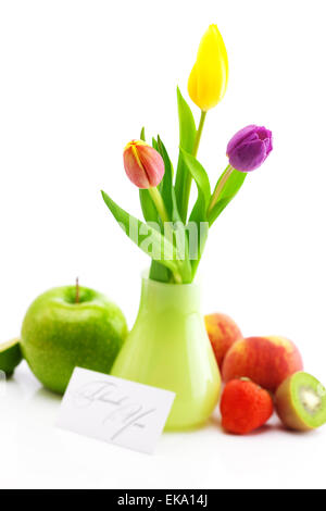 Bunte Tulpen in Vase, Früchte und eine Karte signiert danke isola Stockfoto