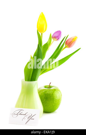 Bunte Tulpen in Vase, Apfel und eine Karte signiert danke isolat Stockfoto