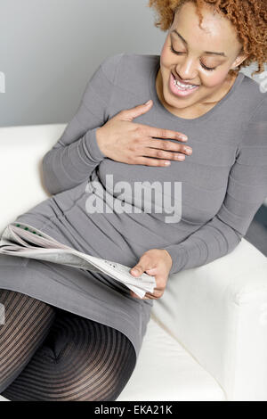 Frau lesen neue spaper Stockfoto