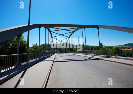 Eisen-Brückenbau gegen den blauen Himmel Stockfoto