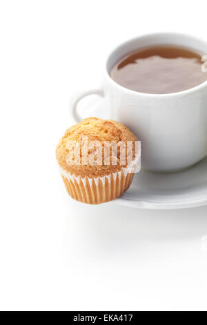 Tasse Tee und Muffin isoliert auf weiss Stockfoto