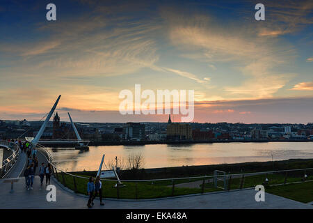 Londonderry, Nordirland. 8. April 2015. Dämmerung über die Peace Bridge in Londonderry, nach einem Tag der warmen Frühlingssonne. Bildnachweis: George Sweeney/Alamy Live-Nachrichten Stockfoto