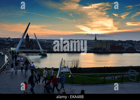 Londonderry, Nordirland. 8. April 2015. Dämmerung über die Peace Bridge in Londonderry, nach einem Tag der warmen Frühlingssonne. Bildnachweis: George Sweeney/Alamy Live-Nachrichten Stockfoto