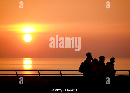 Blackpool, UK. 8. April 2015. UK-Wetter: Ein warmer und sonniger Tag kommt zu seinen Abschluss in Blackpool mit einem feinen Sonnenuntergang. Bildnachweis: Gary Telford/Alamy live-Nachrichten Stockfoto