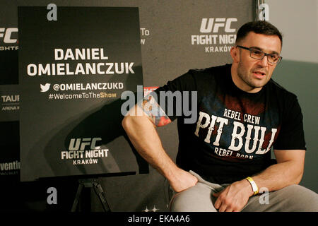 Krakau, Polen. 8. April 2015. Daniel Omielanczuk posiert für die Kamera an einem Medientag vor UFC Fight Night: GONZAGA VS. CRO COP 2 auf TAURON Arena in UFC Fight Night: GONZAGA VS. CRO COP 2 auf TAURON Arena Credit: Dan Cooke/Alamy Live-Nachrichten Stockfoto