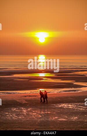 Blackpool, UK. 8. April 2015. UK-Wetter: Ein warmer und sonniger Tag kommt zu seinen Abschluss in Blackpool mit einem feinen Sonnenuntergang. Bildnachweis: Gary Telford/Alamy live-Nachrichten Stockfoto