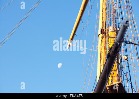 Mast Schiff und der Mond gegen den blauen Himmel Stockfoto