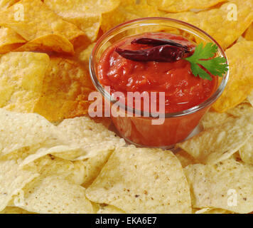 Tomaten-Chili-Dip mit salzigem und Käse Tacos (Tiefenschärfe) Stockfoto