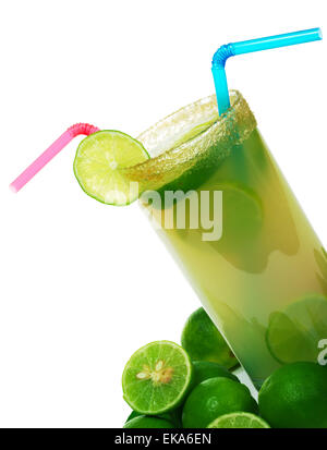 Frische Limonade aus Limetten in ein Glas mit einem Strohhalm verziert Stockfoto