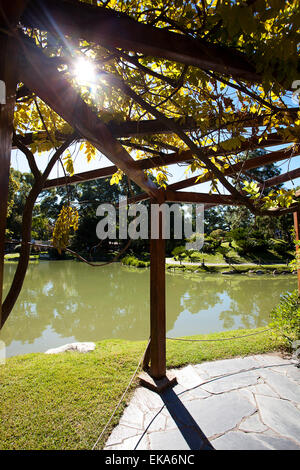 Pavillon am Teich im park Stockfoto