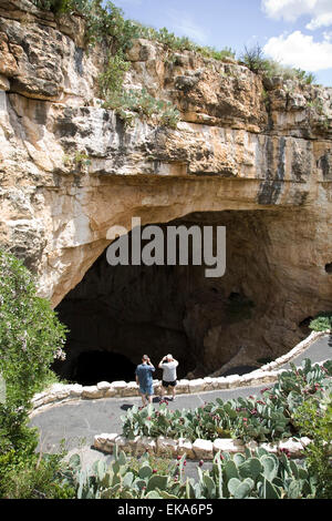 Besucher wandern die natürlichen Eingang Route in Carlsbad Caverns, New Mexico, USA Stockfoto