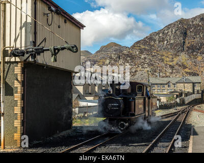 Die Merddin Emrys, Double Fairlie Lokomotive lässt sich austoben am Wasserturm Blaenau Ffestiniog. Stockfoto