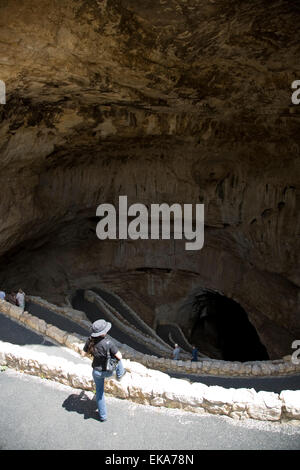 Besucher wandern die natürlichen Eingang Route in Carlsbad Caverns, New Mexico, USA Stockfoto