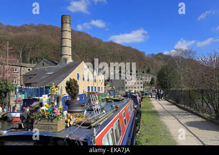 Schmale Boote entlang der Rochdale Kanal bei Hebden Bridge, West Yorkshire, England, UK. Stockfoto