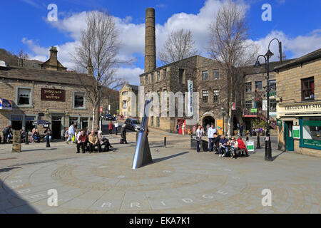 Touristen entspannen durch die Barchent Nadel-Skulptur in St George Square, Hebden Bridge, West Yorkshire, England, UK. Stockfoto