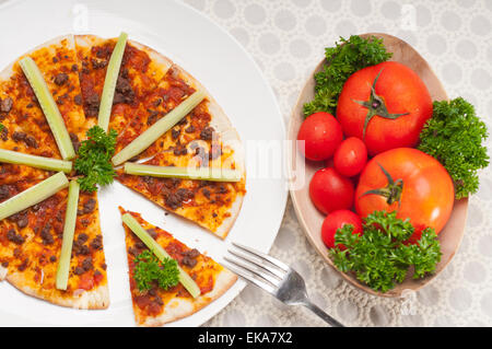 Türkisches Rindfleisch Pizza mit Gurke obenauf Stockfoto