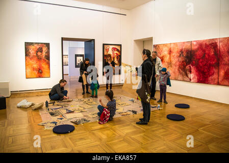 Kinder Workshop am Biserka Baretić Retrospektive, Galerie für moderne, Zagreb, Kroatien Stockfoto