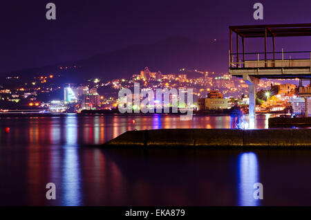 Bergen Stadt bei Nacht. Schwarzen Meer auf der Krim Stockfoto