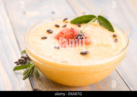 frische Melone Suppe mit Parma Schinken und Lavendel Blume Stockfoto