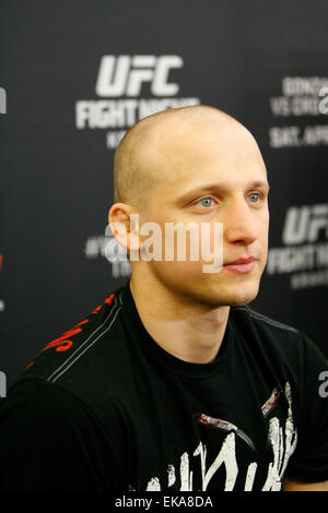 Krakau, Polen. 8. April 2015. Pawel Pawlak posiert für die Kamera an einem Medientag vor UFC Fight Night: GONZAGA VS. CRO COP 2 auf TAURON Arena in UFC Fight Night: GONZAGA VS. CRO COP 2 auf TAURON Arena Credit: Dan Cooke/Alamy Live-Nachrichten Stockfoto