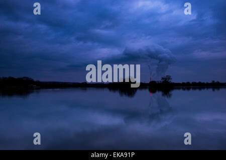 Reflexionen von Dampf in der Abenddämmerung, Attenborough Nature Reserve Nottinghamshire England UK Stockfoto