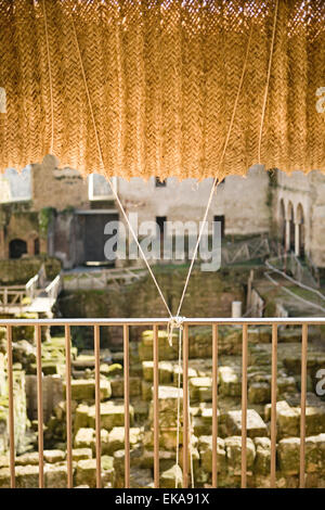 Jalousien aus Rasen Schnur oder Esparto für Windows gemacht. Andalusische traditionellem Kunsthandwerk, Cordoba, Spanien Stockfoto