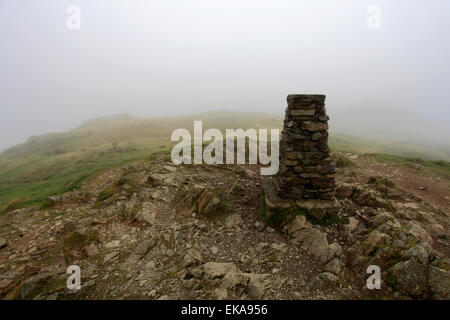 Die Verordnung Umfrage Triglyzerid Punkt auf dem Gipfel des Loughrigg fiel, Nationalpark Lake District, Cumbria County, England, UK. Stockfoto