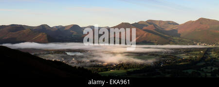 Misty Dawn Landscape über Derwentwater See, Keswick Stadt, Grafschaft Lake District National Park, Cumbria, England, UK Stockfoto