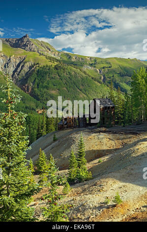 Cora Bell Mine Ruinen und die umliegenden Berge, in der Nähe von Ouray, Colorado USA Stockfoto