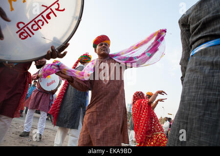 Rajasthani Volkstänzer feiert das Festival von Holi in Bikaner Stockfoto