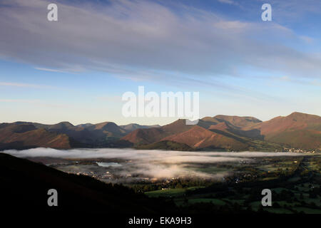 Misty Dawn Landscape über Derwentwater See, Keswick Stadt, Grafschaft Lake District National Park, Cumbria, England, UK Stockfoto