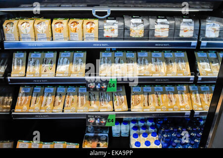 Sandwiches in den Regalen eines Kühlschranks im Shop eine Autobahnraststätte Stockfoto