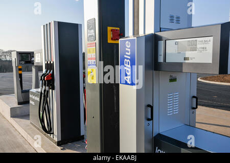 Dieselpumpe an einer Autobahnraststätte Apfelgrün für LKW und LKW, auch Verzicht auf AdBlue, Abgas-Emissionen Reduktionsmittel. Stockfoto