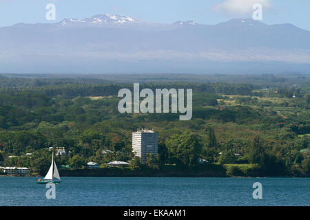 Blick auf die Küste und Vulkan Mauna Kea auf Hilo, Hawaii, USA. Stockfoto
