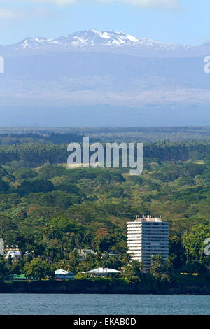 Blick auf die Küste und Vulkan Mauna Kea auf Hilo, Hawaii, USA. Stockfoto