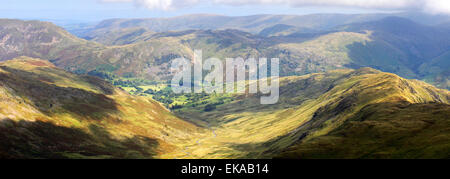 Querformat über das Dovedale-Tal, aus dem Gipfel Grat Hart Felsen fiel, Fairfield Hufeisen Fells, Lake District Stockfoto