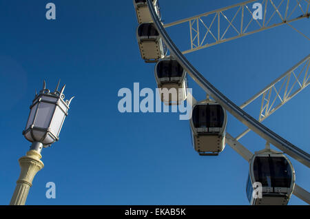 Brighton Auge in der Nähe der Pier mit einer Straßenlaterne gegen einen tiefblauen, wolkenlosen Sommerhimmel Stockfoto