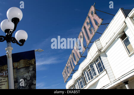 Brighton Pier Zeichen auf Holzbauten auf dem pier Stockfoto