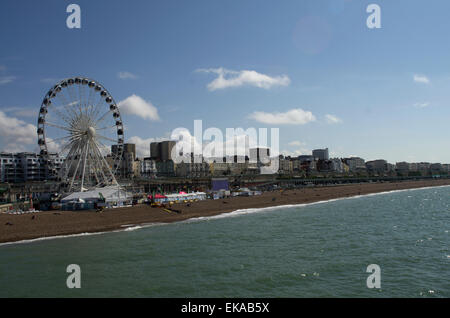 Brighton Auge in der Nähe der Pier mit dem Meer im Vordergrund Stockfoto