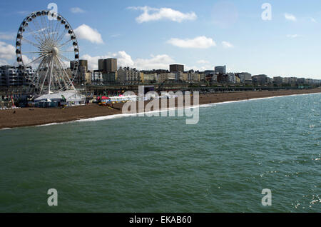 Brighton Auge in der Nähe der Pier mit dem Meer im Vordergrund Stockfoto