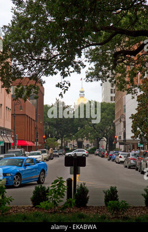 Goldhaube und Uhr auf dem Rathaus von River Street in Savannah, Georgia, USA gesehen. Stockfoto