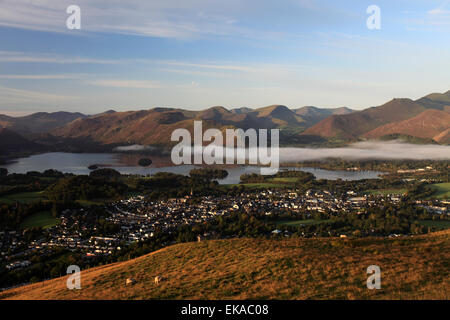 Misty Dawn Landscape über Derwentwater See, Keswick Stadt, Grafschaft Lake District National Park, Cumbria, England, UK Stockfoto