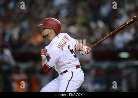 6. April 2015; Phoenix, AZ, USA; Arizona-Diamantmarkierungen Center Fielder Ender Inciarte (5) schwingt die Fledermaus gegen die San Francisco Giants im MLB-Spiel im Chase Field in Phoenix, AZ. Joe Camporeale/Cal Sport Media Stockfoto