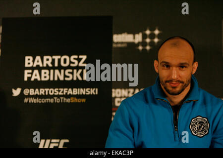 Krakau, Polen. 8. April 2015. Bartosz "The Butcher" Fabinski Posen für die Kamera auf Medientag vor seinem UFC Debüt UFC Fight Night: GONZAGA VS. CRO COP 2 auf TAURON Arena in UFC Fight Night: GONZAGA VS. CRO COP 2 auf TAURON Arena Credit: Dan Cooke/Alamy Live-Nachrichten Stockfoto