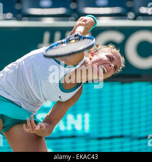 Charleston, South Carolina, USA. 8. April 2015. SARA ERRANI (ITA) dient während der Family Circle Cup gegen J. Cepelova während ihrer 2. Runde Damen-Einzel-Match. Errani gewonnen, 6-3, 7-6. Bildnachweis: Csm/Alamy Live-Nachrichten Stockfoto