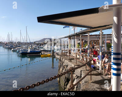 LANZAROTE ALFRESCO Waterside Restaurant in der Marina Rubicon mit Menschen mit Meerblick und Alfresco Restaurants essen, Lanzarote Kanarische Inseln Spanien Stockfoto
