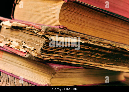 Nahaufnahme von einem Haufen von abgenutzten alten Bücher auf einem rustikalen Holztisch Stockfoto